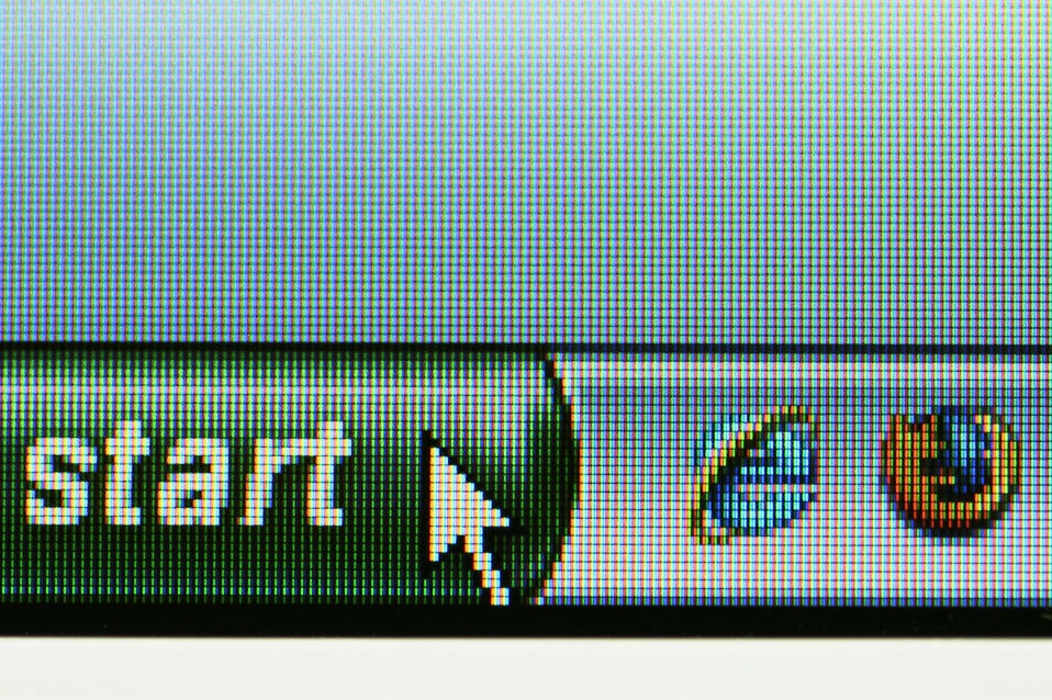 9297-windows-start-button-on-a-computer-screen-pv