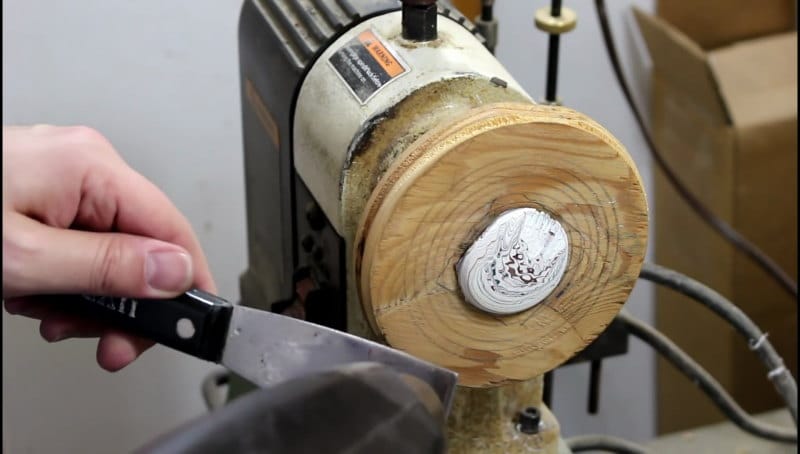 DIY μενταγιόν από ξεραμένο χρώμα αυτοκινήτου