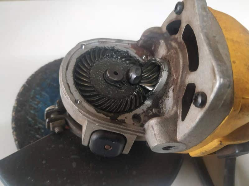 dewalt_graso _SE__1 αλλαγή γράσου σε γωνιακό τροχό dewalt